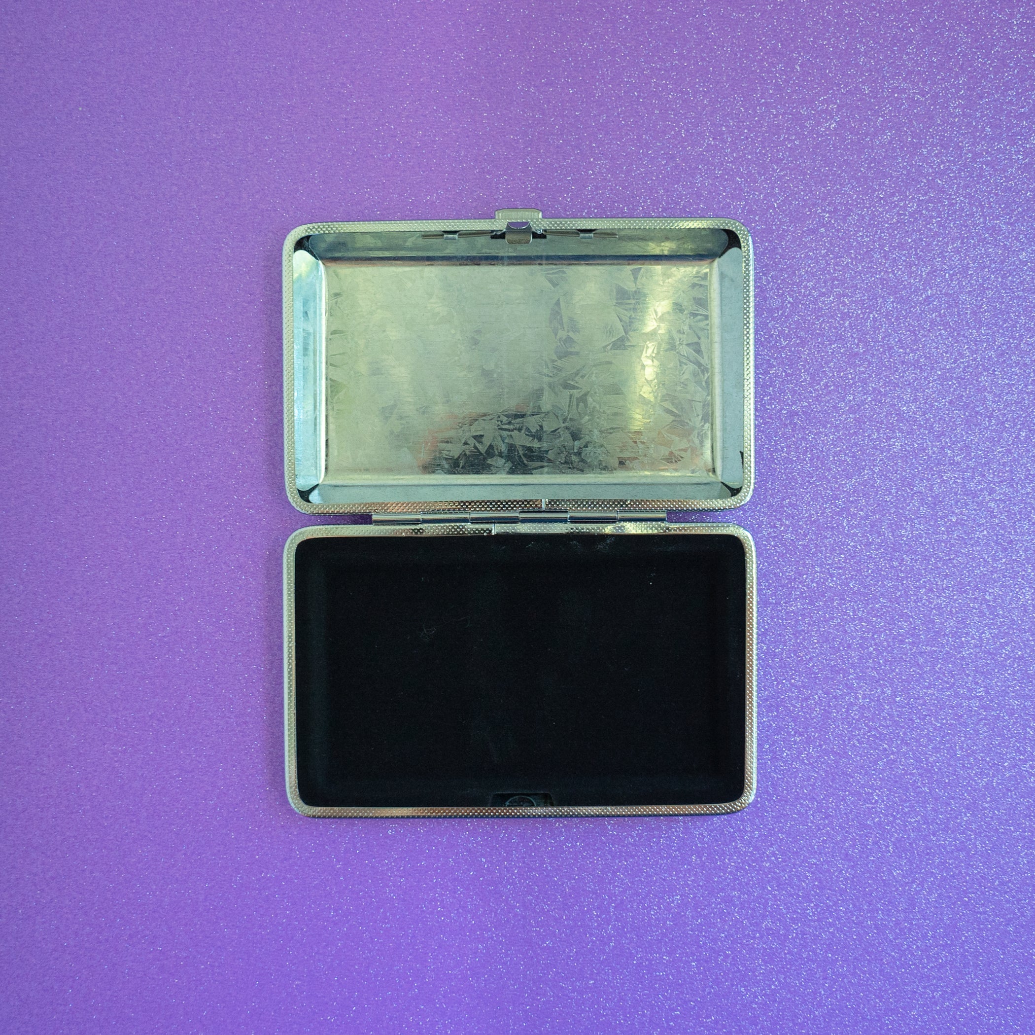cig-case-alien-open_d41c50b8-d3db-4946-9082-91bb07c2cd42