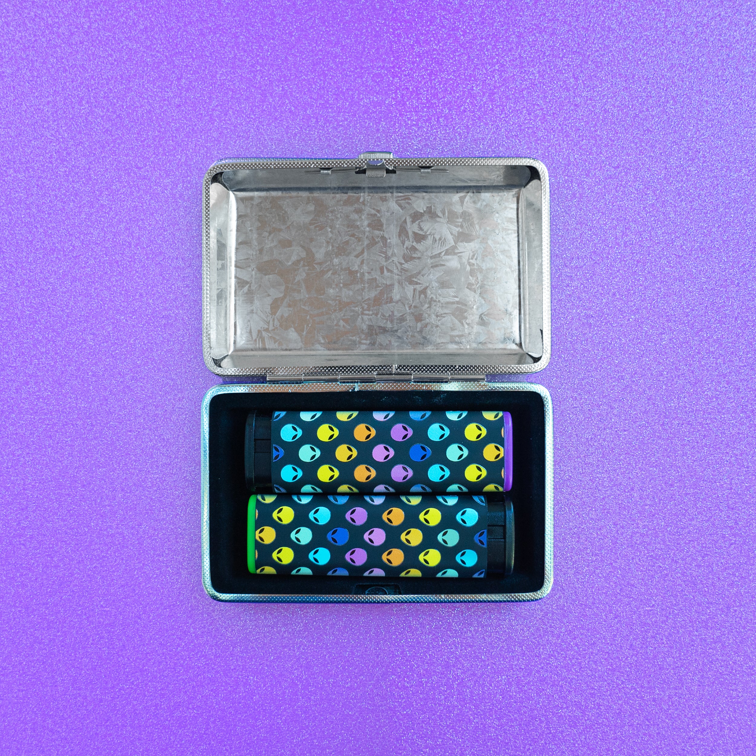 open-alien-joint-case-with-matching-lighter